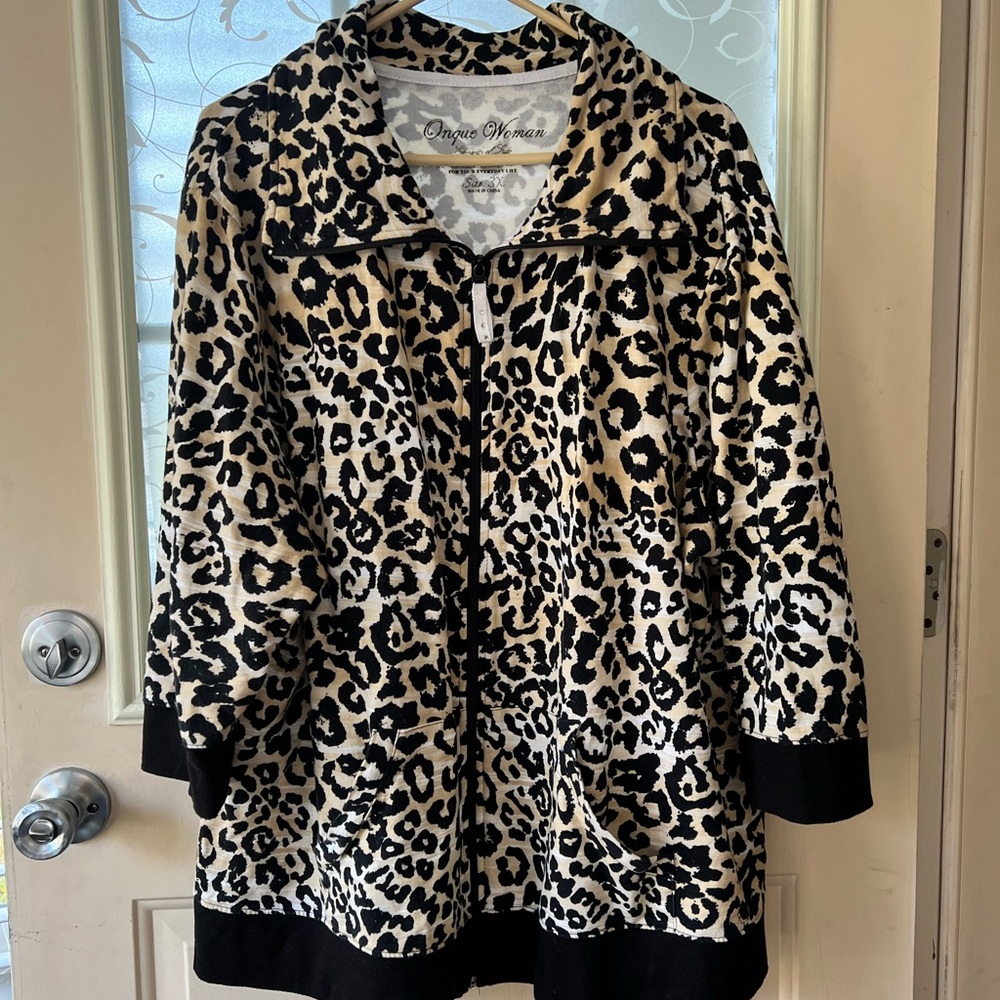 Onque Woman size 3x leopard print zip up top elbow length sleeve with bl…